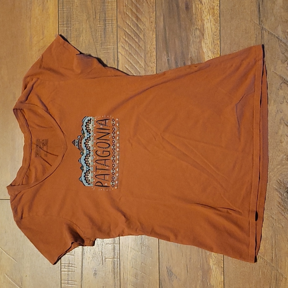 Women's sz XS Patagonia v-neck tee rust